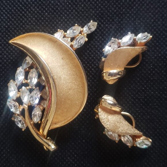 1960-s BSK VINTAGE FLOWER BROOCH AND CLIPS SET WITH MARQUISE CLEAR STONES. - Picture 1 of 7